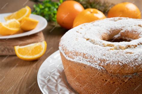 Fotografía del pastel de naranja terminado con una decoración de rodajas de naranja y azúcar glas