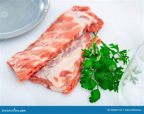 Imagen de costillas de cerdo crudas listas para marinar