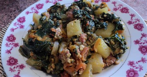 Fricasé de acelga recién preparado en un plato