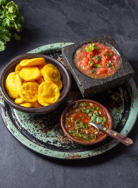 Sopaipillas con pebre o bañadas en salsa