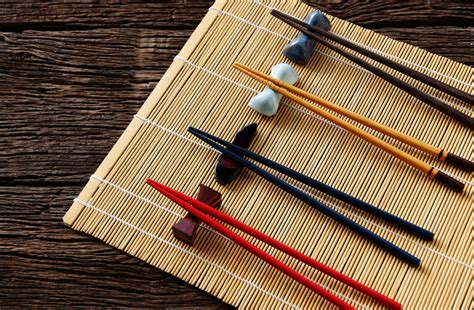 Ilustración técnica sobre el uso correcto de los palillos japoneses (hashi)