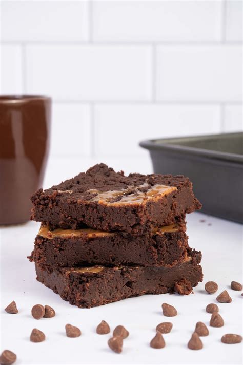 Brownie de arequipe cortado en porciones con remolino