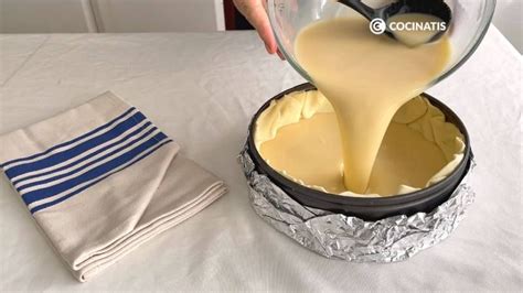 Esquema de cómo verter la mezcla del mousse sobre la base de bizcocho en el molde