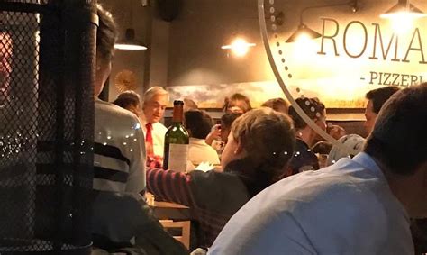 Fotografía de Sebastián Piñera comiendo pizza en Vitacura