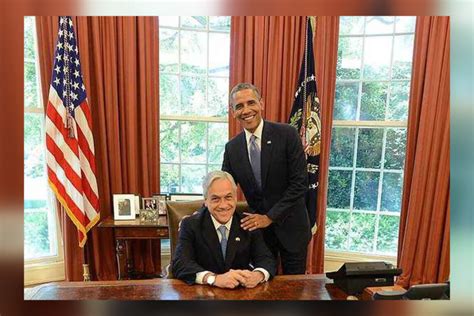 Fotografía de Sebastián Piñera sentado en el escritorio presidencial con Barack Obama