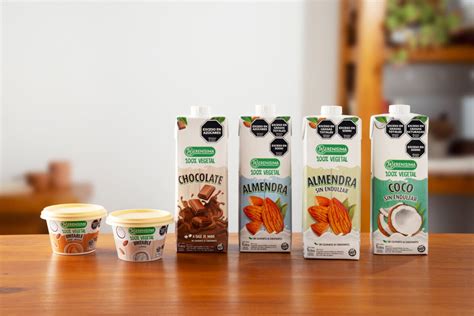 Diversos envases de leches vegetales y productos sin lactosa