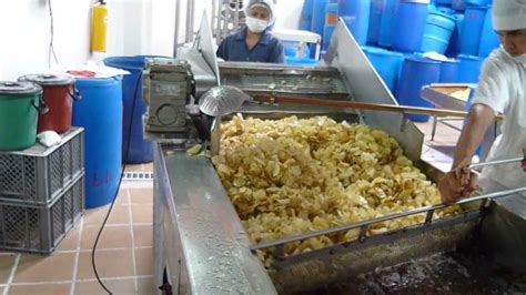 Proceso de corte y freído de papas en imágenes paso a paso