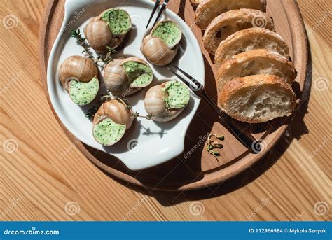 Foto de una cazuela de caracoles con pan