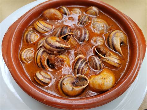 Cazuela de barro con caracoles guisados