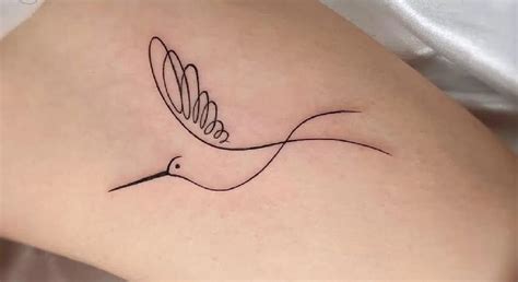 Diseño conceptual de tatuajes minimalistas y botánicos colocados estratégicamente en la zona del pecho femenino.