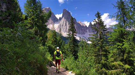 Fotografía de deportistas en senderos de montaña cercanos a la zona urbana