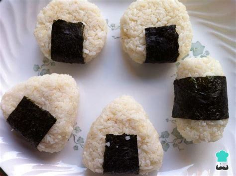 Esquema básico de los componentes de un rollo de sushi: alga nori, arroz avinagrado y relleno