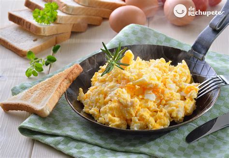 Fotografía profesional de un plato de huevos revueltos con patatas y pimientos decorado con perejil fresco
