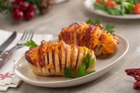 Esquema de pasos para preparar papas Hasselback rellenas de vegetales