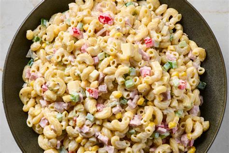 Imagen de una ensalada de coditos fresca servida en un bol decorativo con colores vibrantes