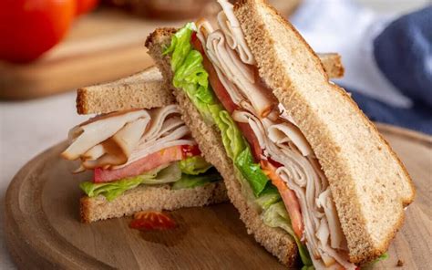 Sándwich de pavo con vegetales frescos para deportistas