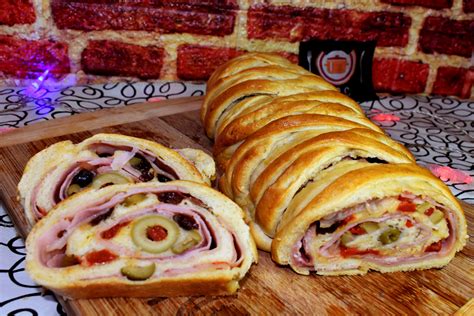 Ilustración de un pan de jamón tradicional venezolano con jamón, aceitunas y pasas.
