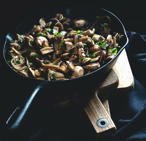 siete pejerreyes enteros servidos en un plato, crujientes y dorados, con gajos de limón al lado