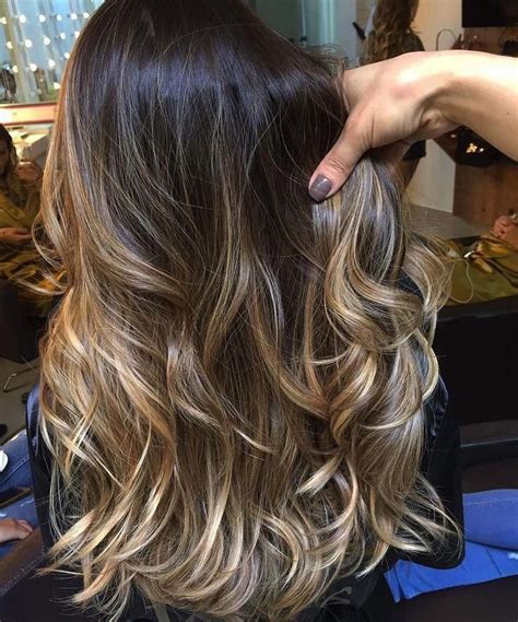 Esquema de aplicación de mechas californianas en un corte bob