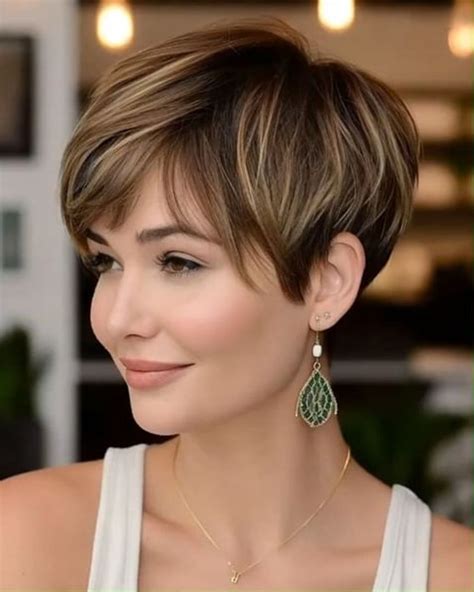 Mujer con corte pixie y sutiles mechas californianas en tonos miel