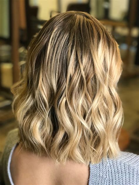 Peinado de ondas suaves en cabello corto con mechas californianas