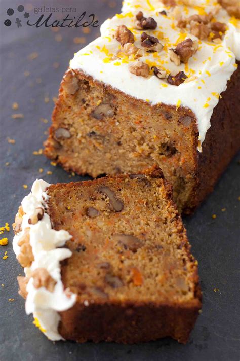 Fotografía profesional del corte de un carrot cake keto con glaseado de queso crema
