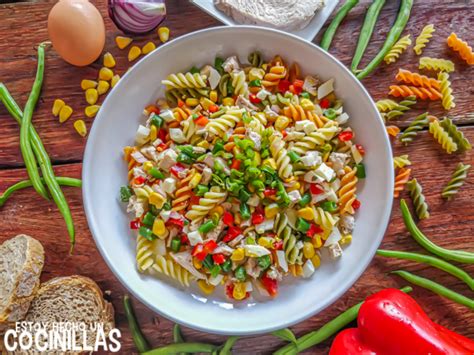 Foto de ensalada de espirales fría con lechuga y varios ingredientes frescos