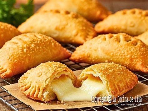 Foto: empanadas de queso fritas servidas en un plato con guarnición