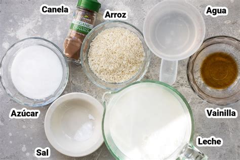 Foto de todos los ingredientes organizados para preparar arroz con leche condensada y nata