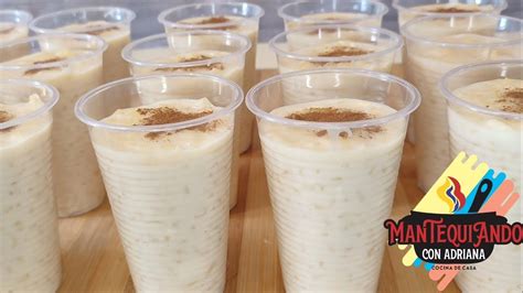 Foto de vasitos individuales de arroz con leche, espolvoreados con canela y algunos con una capa de azúcar quemada
