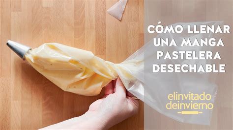 Ilustración mostrando cómo rellenar un churro con una manga pastelera.