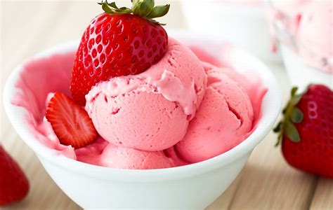 foto de helado de fresa casero servido en un cuenco