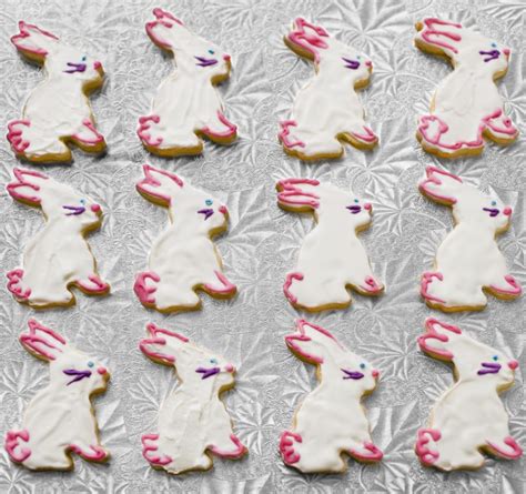 Galletas de conejito decoradas con colitas y detalles