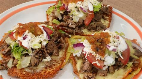 Sándwich con láminas de carne asada y queso fundido