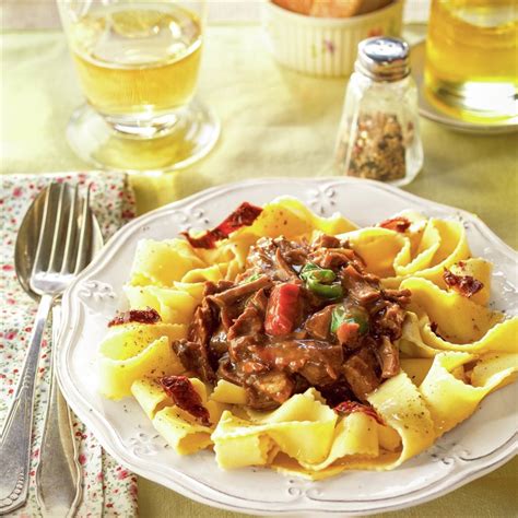 Plato de pasta con ragú de carne deshilachada