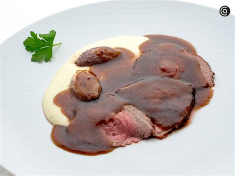 Láminas finas de roast beef con salsa de mostaza