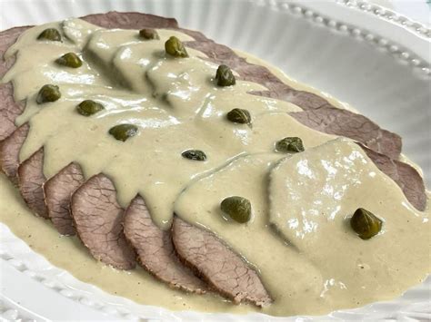 Vitel Toné con salsa cremosa, láminas de carne y alcaparras