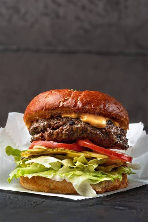 Hamburguesa artesanal en pan con ingredientes frescos