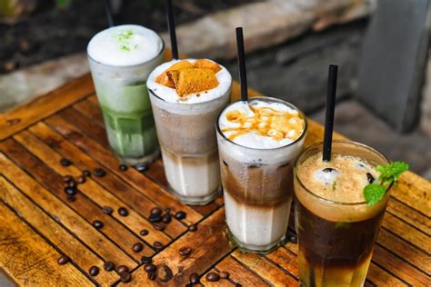 Variedad de bebidas frías y calientes presentadas en una cafetería