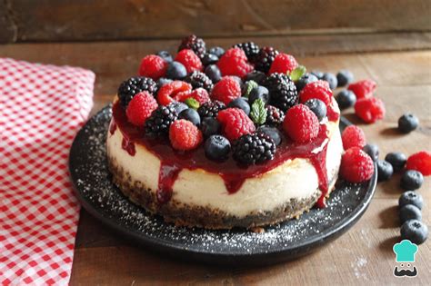 Cheesecake decorado con frutos rojos en una cafetería