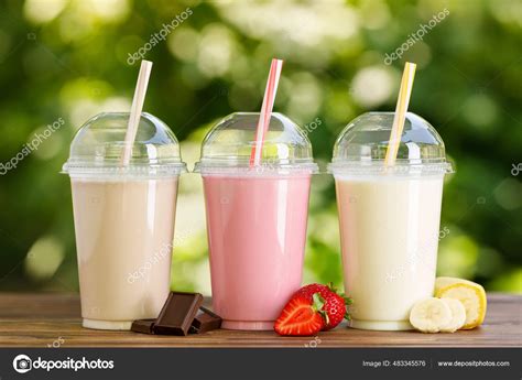 Vasos de batidos de frutas coloridos con decoración