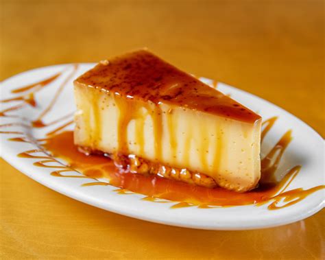 Flan con caramelo en un plato individual