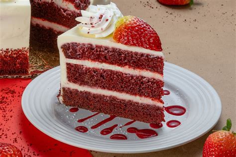 Rebanada de pastel Red Velvet con glaseado de queso crema