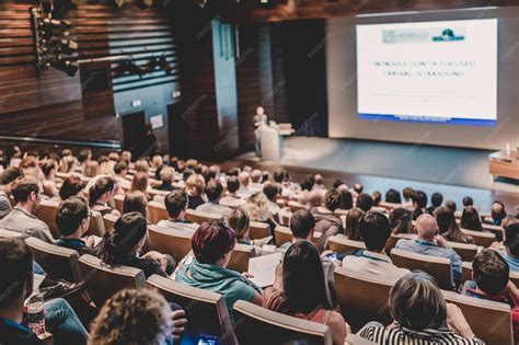 Foto de una sala de conferencias con un orador en el estrado y audiencia