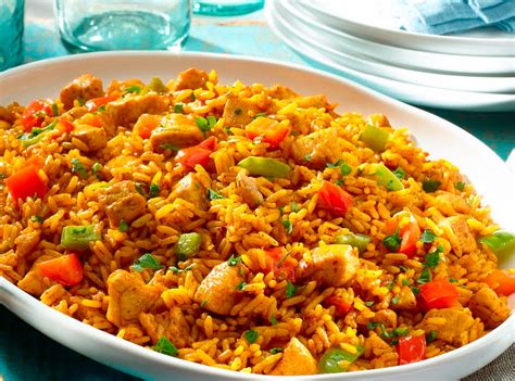 Plato de arroz con pollo y verduras recién hecho, con perejil fresco