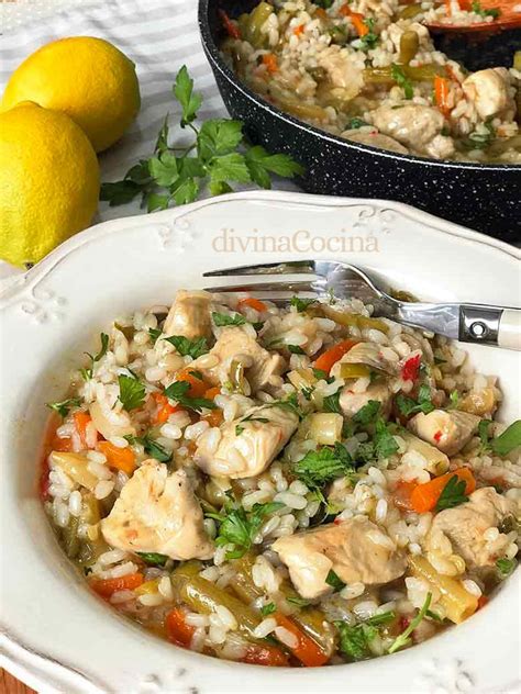 Arroz con pollo y verduras hirviendo a fuego lento
