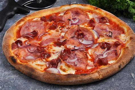 Fotografía apetitosa de una Pizza Española Familiar Jumbo lista para comer.