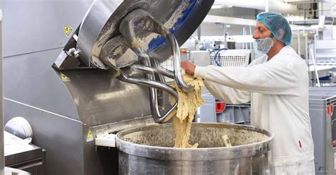 Amasadora industrial en funcionamiento en una panadería