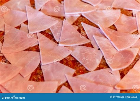 primer plano de jamón picado friéndose en una sartén