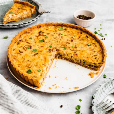 Esquema visual: Comparativa de una quiche tradicional de masa quebrada frente a una mini quiche en molde de muffins utilizando pan de molde como base.